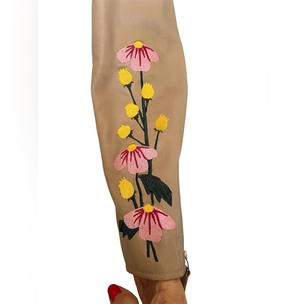 Elegant Beige Leather Jacket with Floral Embroidery - Picture 3 of 5